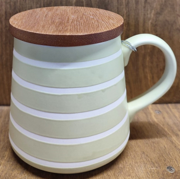 Tasse mit Holzdeckel, grün