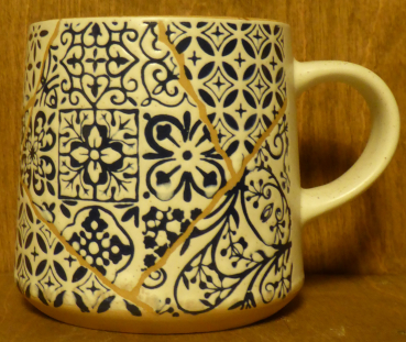 Tasse weiß / blau / gelb mit Muster