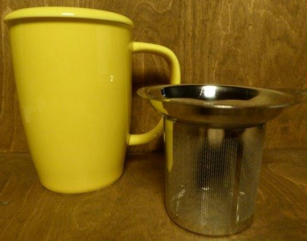Tasse mit Deckel und Sieb gelb