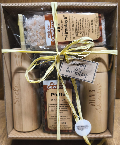 Geschenkset "Happy Birthday" (Salz vom Fuße des "Himalaya", Pfeffer schwarz ganz, 2x Mühle)