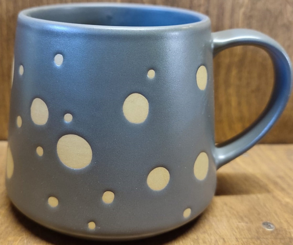 Tasse grau mit hellen Punkten